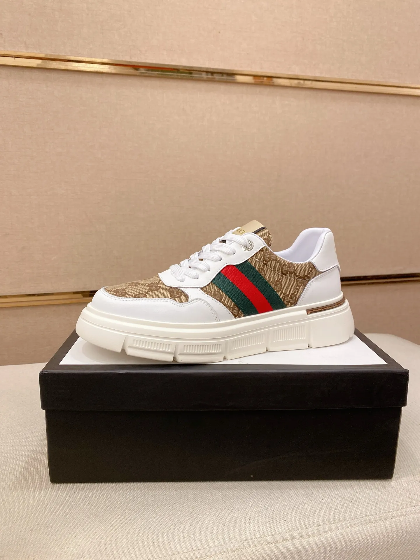 Men's shoes💰 420💰The new GUCCI (Gucci) counters are launched simultaneously. The new men's shoes, 😘fabrics are selected from imported cowhide, and the lining is sheepskin lining. 👍🏿 High-end ☄️ air-cushion molded anti-slip rubber outsole, exquisite lines, simple and elegant, comfortable and high-end for leisure travel. Code number: 38 to 44 (45 can be customized and cannot be returned or exchanged)